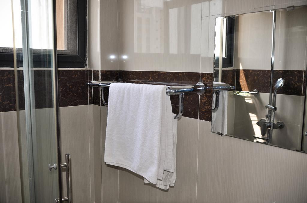 Guest House Lumen Ломе Екстер'єр фото