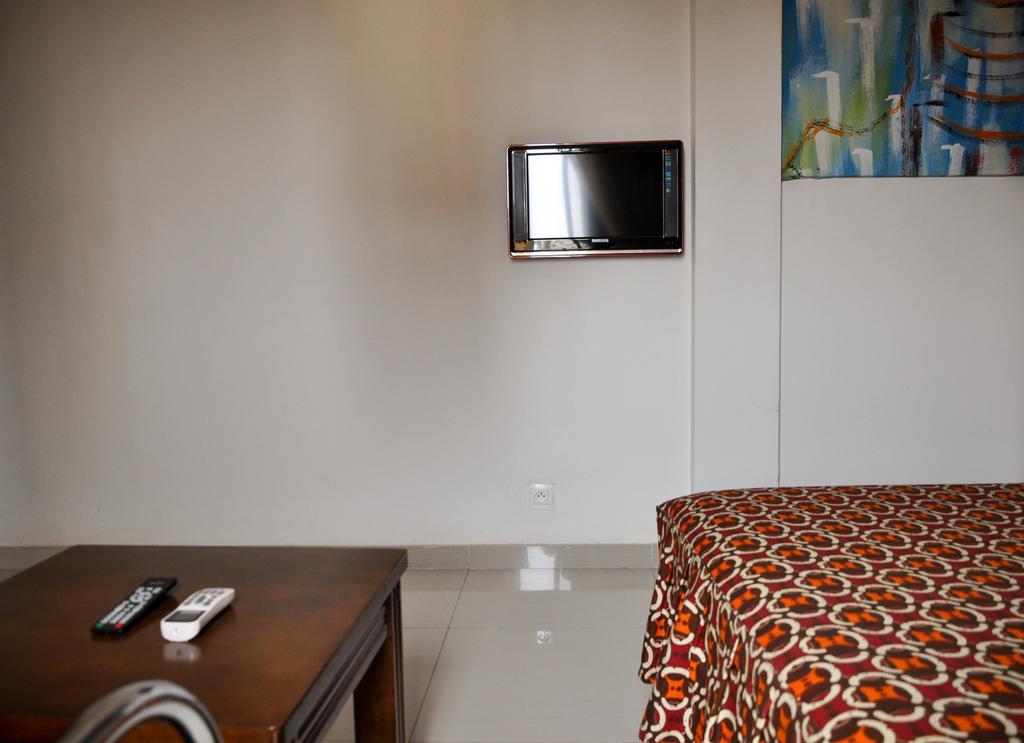 Guest House Lumen Ломе Екстер'єр фото