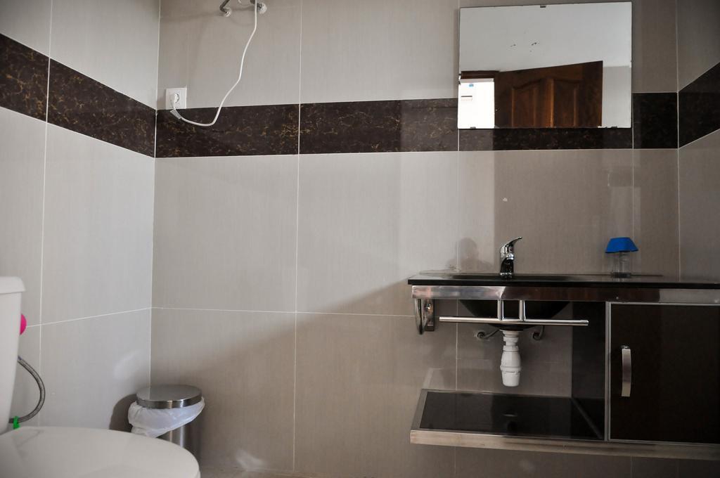 Guest House Lumen Ломе Екстер'єр фото